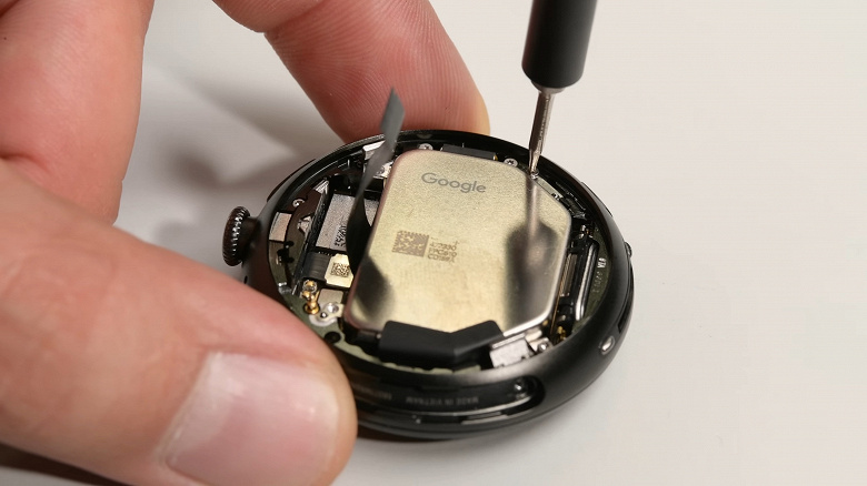 Всё благодаря Евросоюзу? Ремонтопригодность умных часов Google Pixel Watch 4 просто великолепна